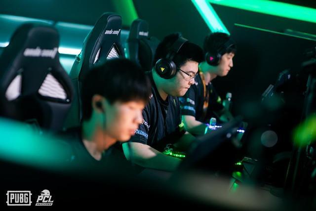 在篮板球的 在篮板球的